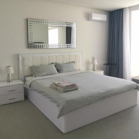 Stylish Riverside Apartments In Riviera Complex Николаев Экстерьер фото